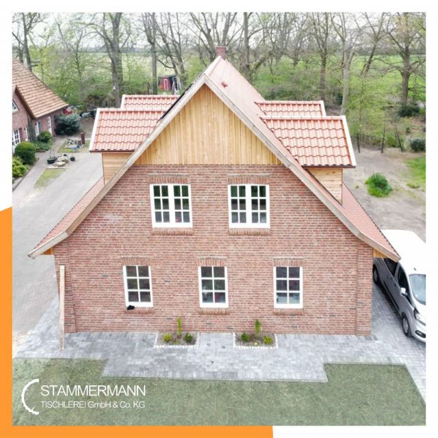 Maßgefertigte Holzfenster und Haustür